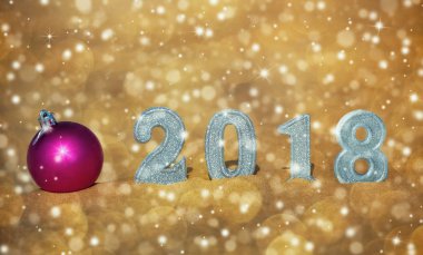 Kum plaj veya sahil üzerinde dört yeni yıl rakamlar,