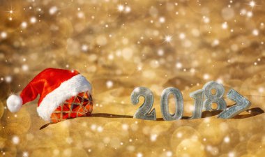 Kar taneleri çerçevede yeni yıl 2018 rakamlarını yanındaki Noel ağacı topu yatıyor. Yeni yıl arka plan.