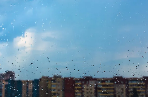 水滴在雨中的玻璃上 在蓝色的背景淌 — 图库照片