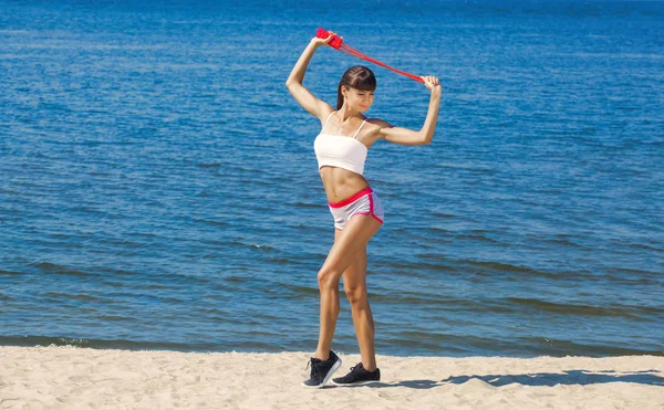 Una Hermosa Mujer Deportiva Sostiene Una Cuerda Roja Sus Manos — Foto de Stock