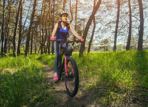 Uma Mulher Jovem Atleta Capacete Montando Uma Bicicleta Montanha Fora — Fotografia de Stock