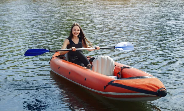 Muchacha Sonriente Deportista Con Los Cabellos Largos Oscuros Las Hileras — Foto de Stock