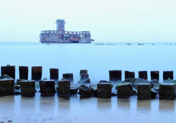 Muelle de madera viejo, rompe olas — Foto de Stock