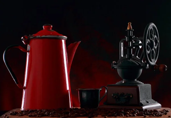 Jarro vermelho e moedor de café — Fotografia de Stock