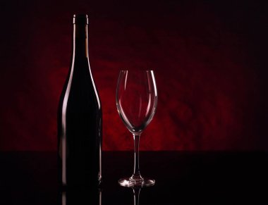 Asma ve boş cam şişe