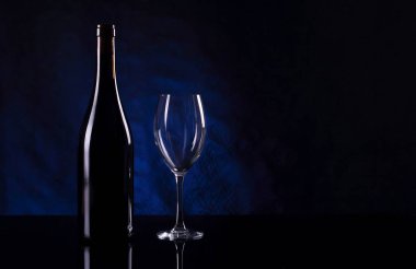 Asma ve boş cam şişe