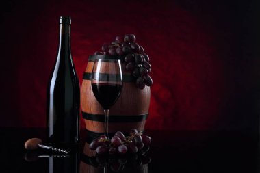 Ahşap varil ve şarap şişesiyle