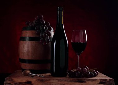 Şişe asma, varil ve bardağı