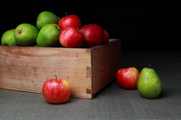 Manzanas rojas y peras verdes — Foto de Stock