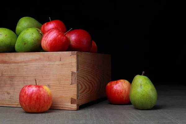 Красные яблоки и зеленые груши — стоковое фото