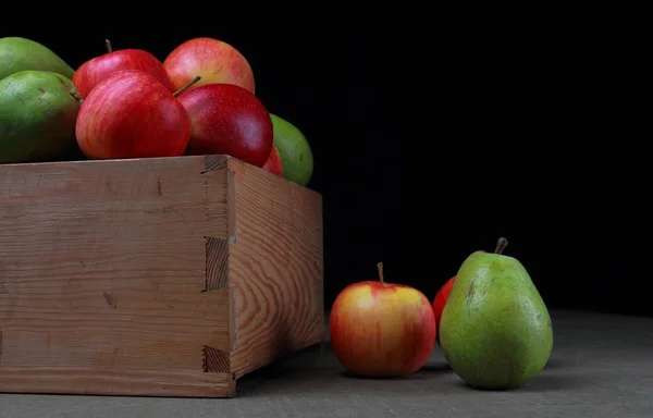 Manzanas rojas y peras verdes — Foto de Stock