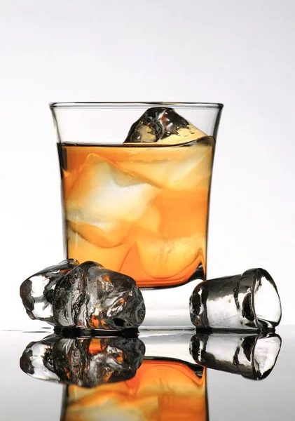 Glas mit Whisky und Eis — Stockfoto