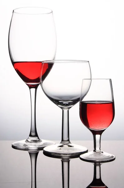Óculos com vinho isolado sobre fundo branco — Fotografia de Stock