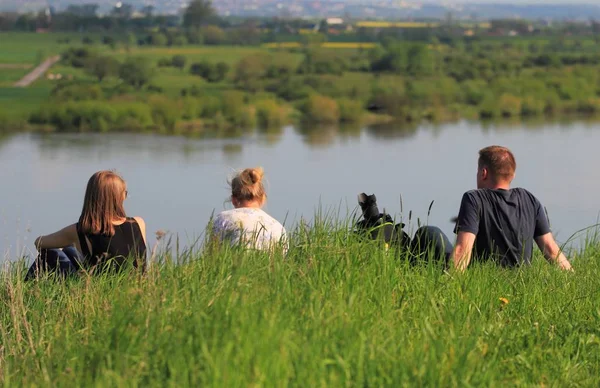 Gente mirando el río Vístula — Foto de Stock