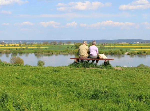 Lidé sedí na břehu řeky — Stock fotografie