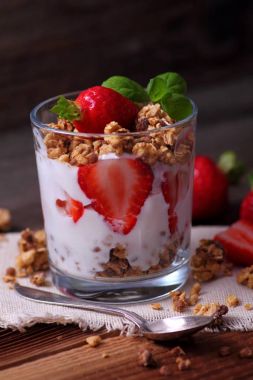 Granola çilek ve yoğurt ile