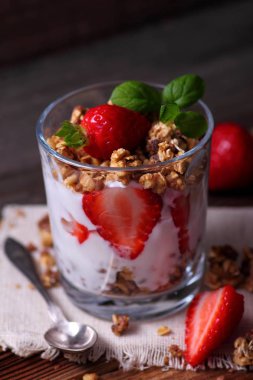 Cam tatlı müsli ve çilek ile