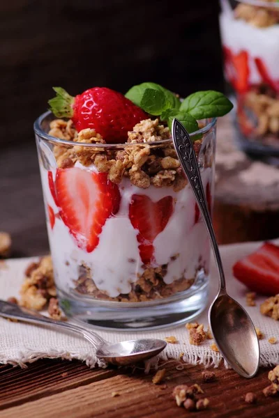 Granola, fraises et yaourts — Photo