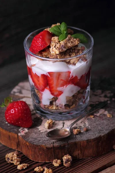 Muesli con yogur y fresas frescas —  Fotos de Stock