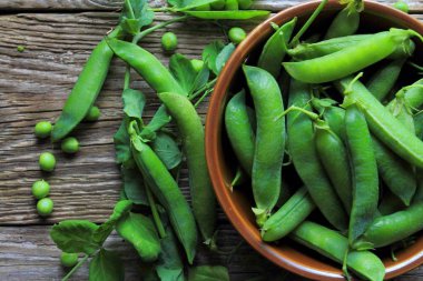 Taze yeşil bezelye ile kase