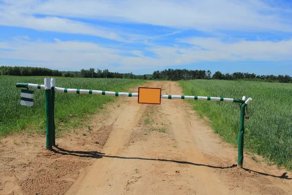 Trä barriär på en privat väg — Stockfoto