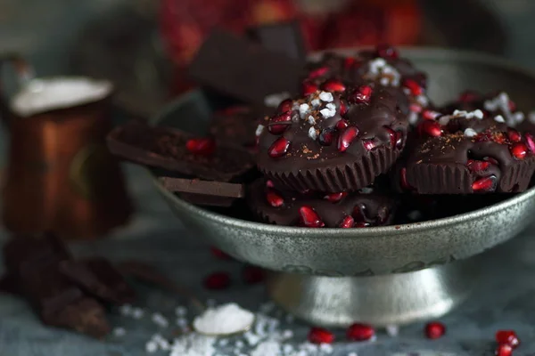 Schokoladenmuffins Riegel Mit Granatapfelfrüchten Und Meersalz — Stockfoto