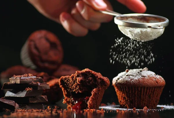 Muffins Chocolate Derramando Açúcar — Fotografia de Stock