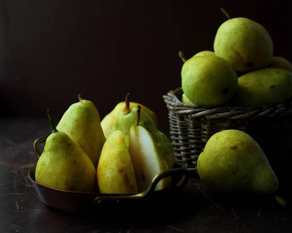 Verse Rijpe Biologische Peren Een Rustieke Houten Tafel — Stockfoto