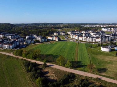 Polonya 'nın Gdynia şehrinin banliyölerinde modern apartman blokları
