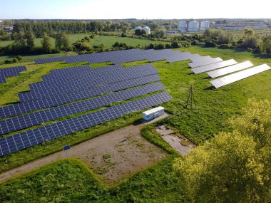 Elektrik santralindeki güneş panelleri, Przejazdowo, Pomerania, Polonya