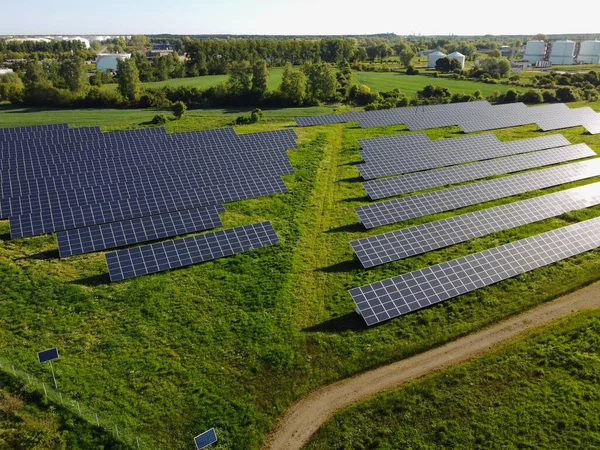 Luchtfoto Van Fotovoltaïsche Elektriciteitscentrale Zonnepanelen Rechtenvrije Stockafbeeldingen