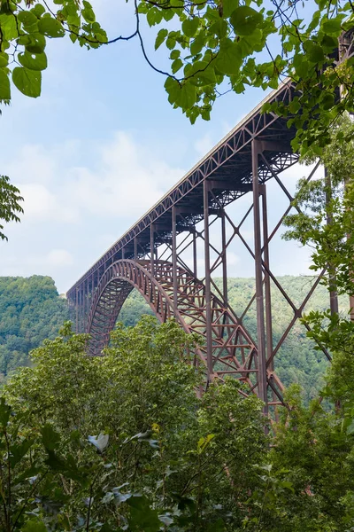 Neue Brücke über die Flussschlucht lizenzfreie Stockfotos