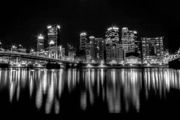 Pittsburgh Skyline at Night - zwart-wit — Stockfoto