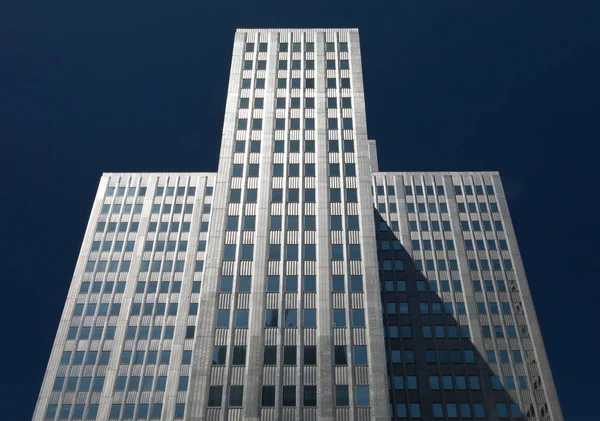 Hoher Wolkenkratzer mit blauem Himmel Stockfoto