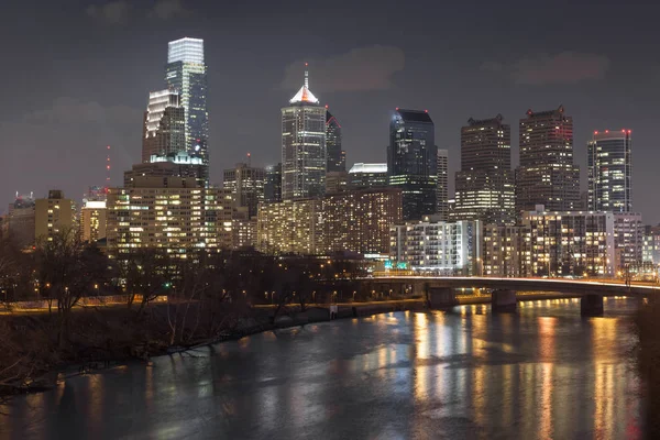 Philadelphia skyline in de nacht — Stockfoto