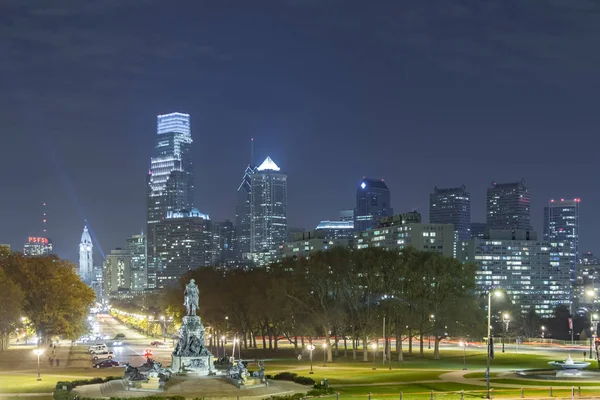Philadelphia skyline in de nacht — Stockfoto