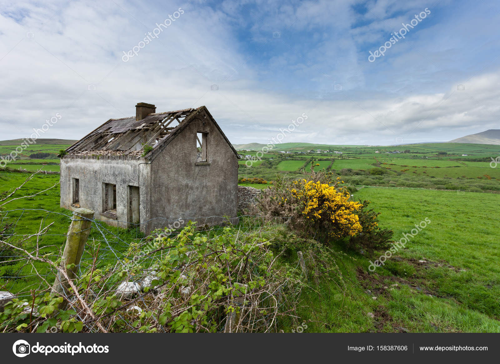 Dingle Cottage Ruins, County Kerry, Ireland — Stock Photo ...