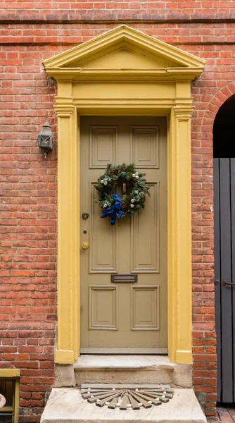 Puerta roja colonial en el histórico callejón de Elfreth en Filadelfia — Foto de Stock
