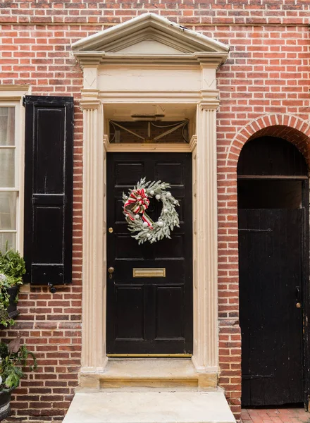 Puerta roja colonial en el histórico callejón de Elfreth en Filadelfia — Foto de Stock