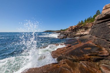 Maine kıyısı Acadia Milli Parkı boyunca çökmesini dalgalar