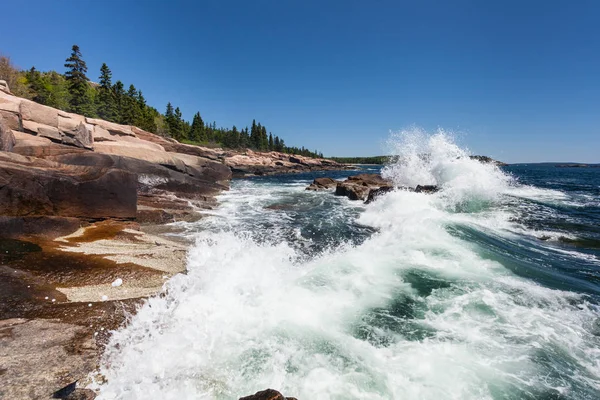 Ondas batendo ao longo da costa do Parque Nacional Acadia no Maine — Fotografia de Stock