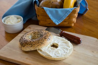 Haşhaşlı Bagel krem peynir ile