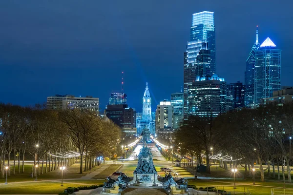 Die Skyline von Philadelphia entlang des Ben Franklin Parks — Stockfoto
