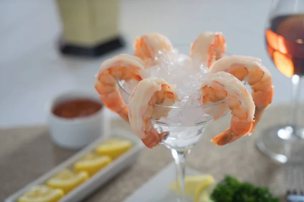 Shrimp-Cocktail im Eis — Stockfoto