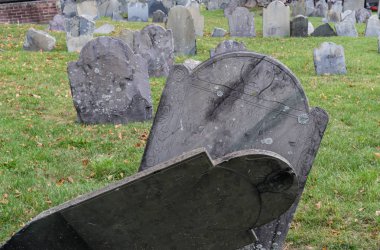 Mezarlıkta eski mezar taşları