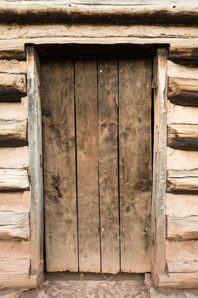 Rustykalny kabiny drzwi — Zdjęcie stockowe