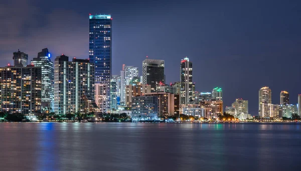 Miami Skyline en la noche a través de Biscayne Bay — Foto de Stock