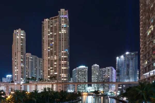 Miami Skyline en la noche a lo largo del río Miami — Foto de Stock