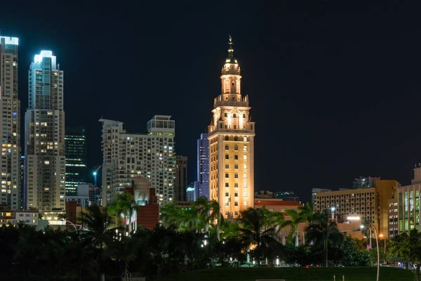 La Torre de la Libertad en Miami Florida por la noche — Foto de Stock