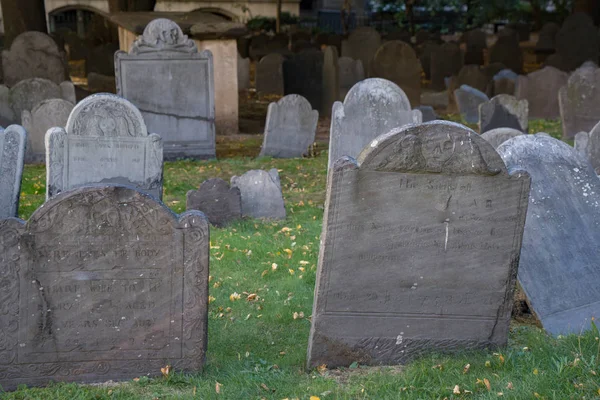 Tumbas antiguas en el cementerio — Foto de Stock